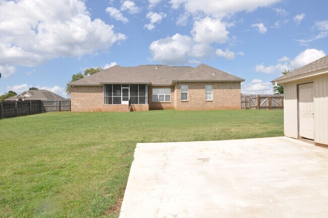 Building Photo - AVAILABLE NOW!