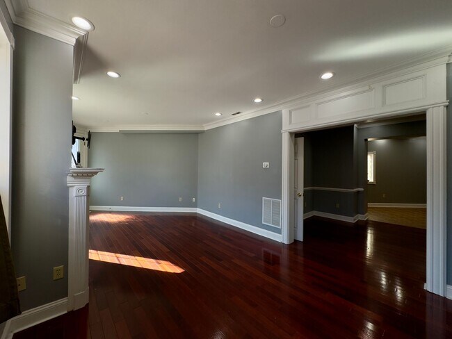 Building Photo - Charming 2Bed/2.5Bath in Washington Vilage - Extra Space in the Basement