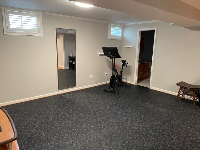 Building Photo - A Perfect Blend of Comfort and Convenience