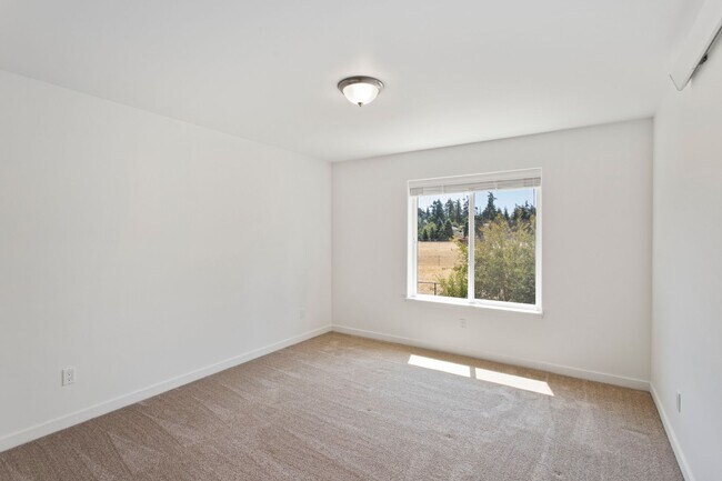 Building Photo - $1000 Move in Credit! 4 Bed 2.5 Bath - Townhome - Hillcrest - NAS Whidbey