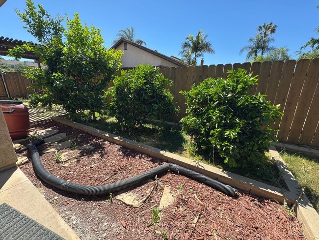 Building Photo - 4 bedroom - 2 Bathroom