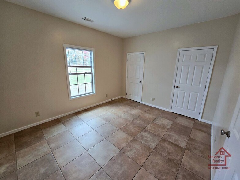 Building Photo - 1090 N Washington Ave