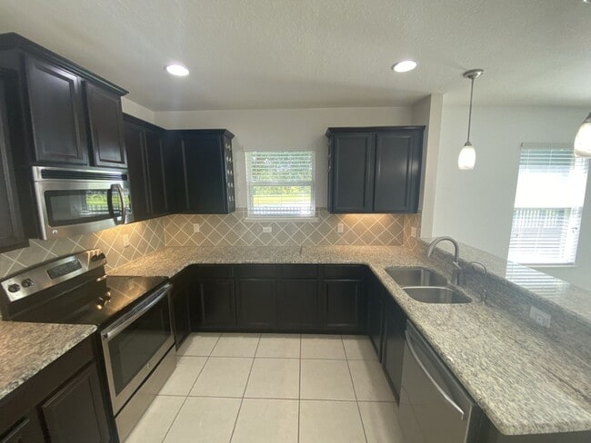 Building Photo - Spacious 3 bedroom 2 bathroom home in the Sawgrass community