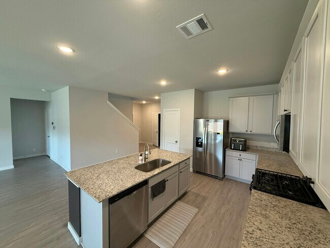 Building Photo - 25105 Pomegranate Pl