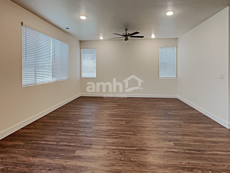 Building Photo - 884 N Garnet Creek Ave