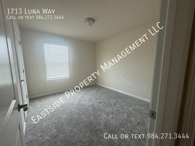 Building Photo - 1713 Luna Wy