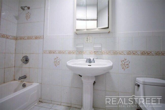 Building Photo - NO FEE! 3 BED 1.5 BATH DUPLEX in Stuyvesan...