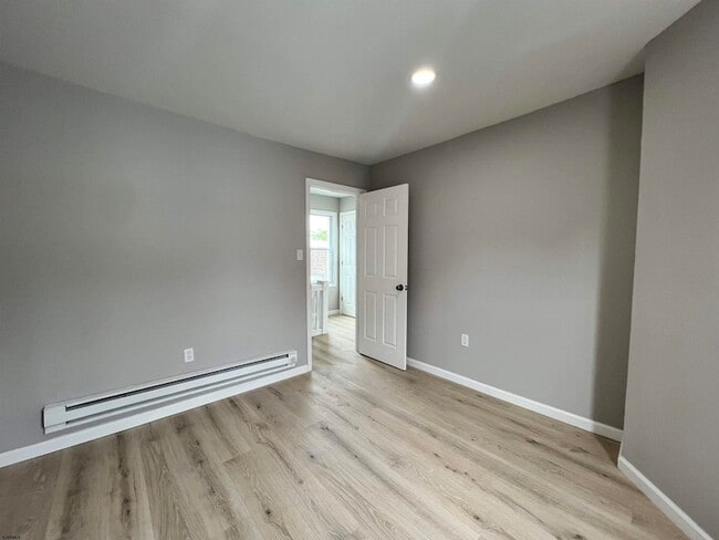 Building Photo - 21 S Spray Ave