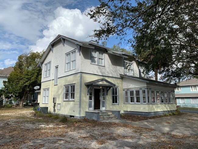 Building Photo - 5 Bedroom/5.5 Bath located near UF Campus ...