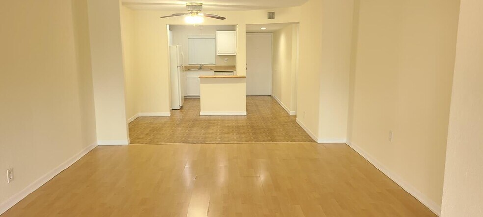 Building Photo - 2985 Riverside Dr