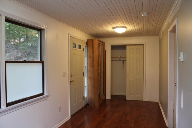 Building Photo - 4 Elm Way