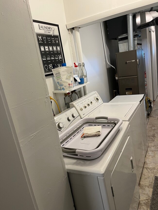 Building Photo - 3975 Sunset Dr