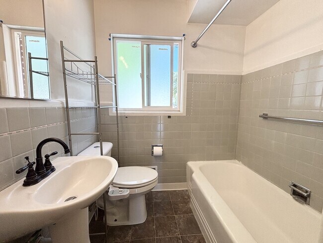 Building Photo - 1507 S 700 E