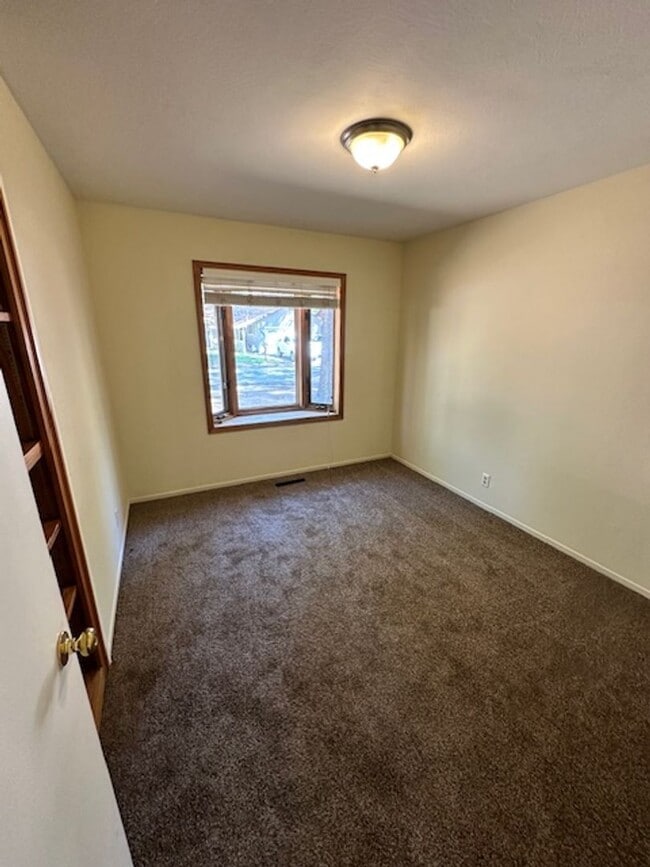 Building Photo - Single level home w/ 3Bd and 2 Ba! Availab...