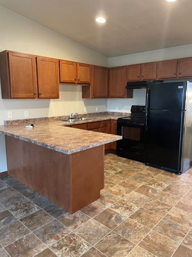 Building Photo - Spacious 2 Bedroom Upper Level Apartment