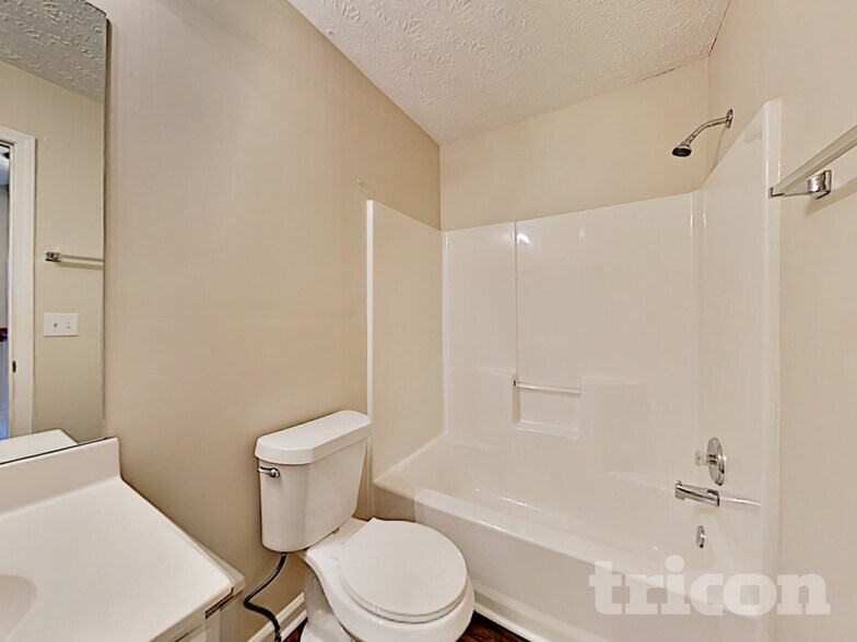 Building Photo - 102 W Oaks Pl