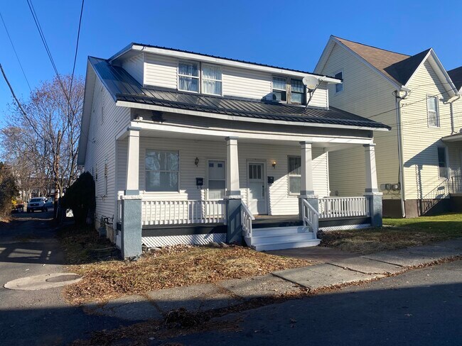 Primary Photo - 204 William St