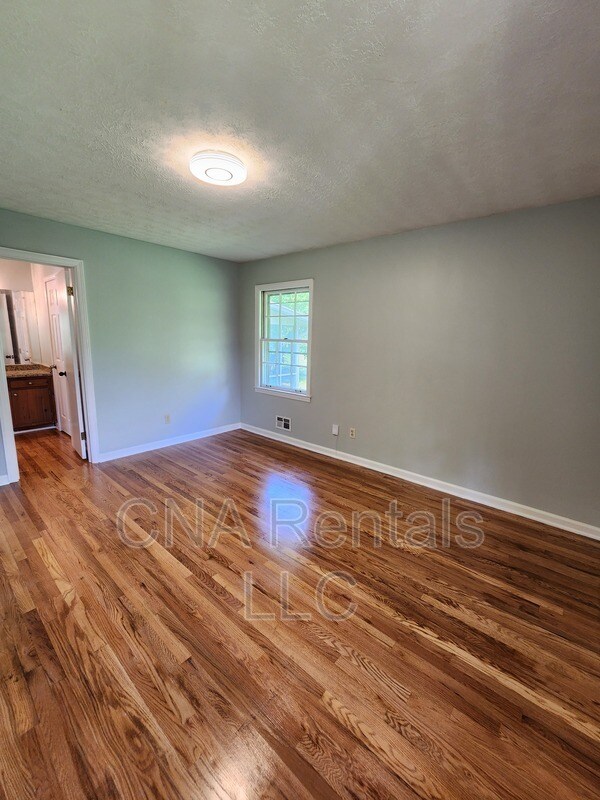 Building Photo - 626 Honeybear Ln