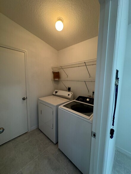 Building Photo - 833 Greenleaf Cir