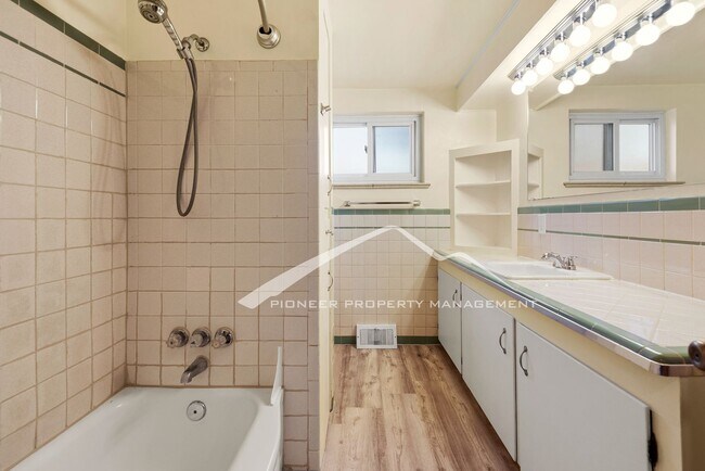 Building Photo - Beautiful Home with Washer/Dryer and Fenced Yard