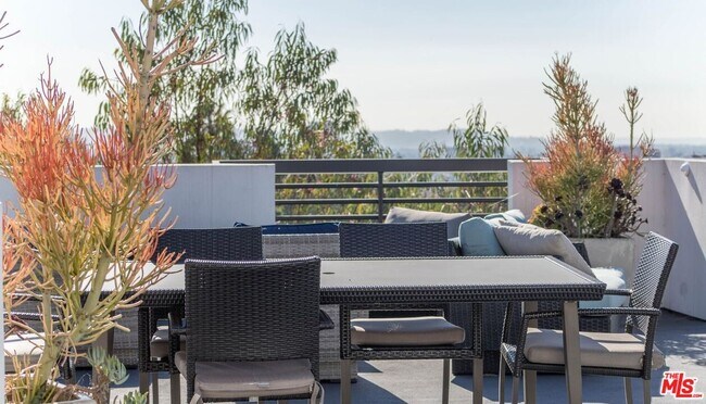 Building Photo - 1283 Havenhurst Dr