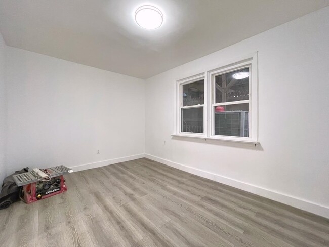 Building Photo - 389 Monmouth St