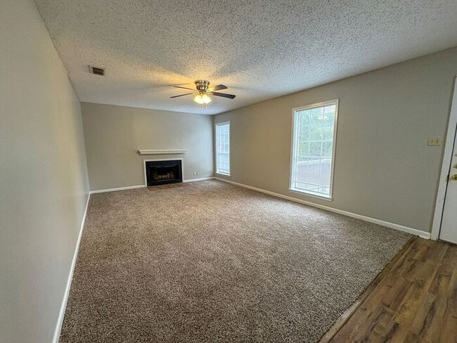 Building Photo - 3 Bedroom 2 Bath *Upstairs* Apartment in S...