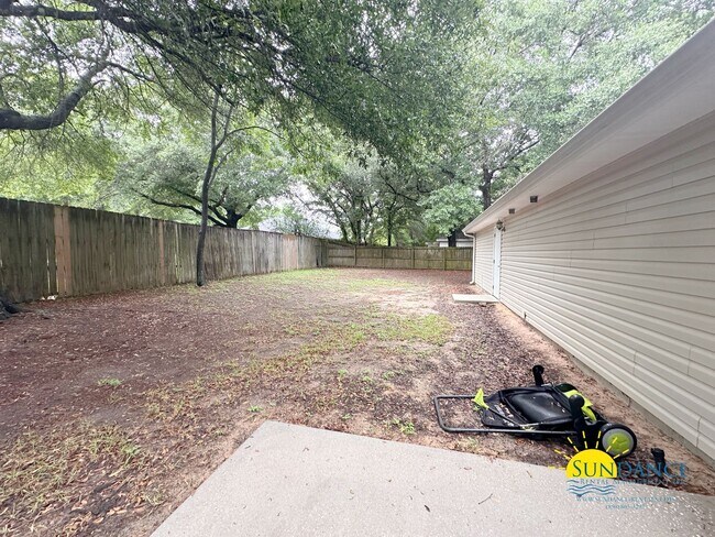 Building Photo - Gorgeous 3-Bedroom Home in Tranquil Navarre Neighborhood!