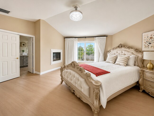 Building Photo - Furnished 4BR + Office | Putting Green Yard