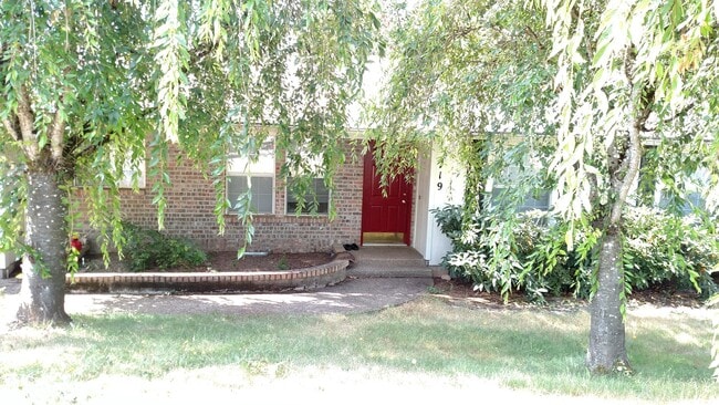 Primary Photo - 3 Bedroom, 2 Bath House in Dundee- Great L...