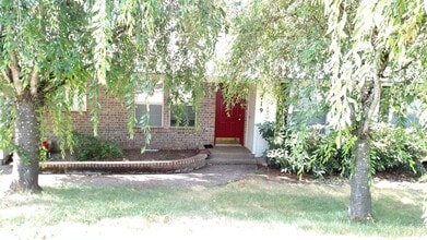 Building Photo - 3 Bedroom, 2 Bath House in Dundee- Great L...