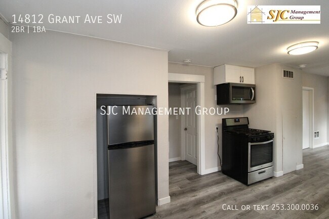 Building Photo - Two bed one bath single family home for re...