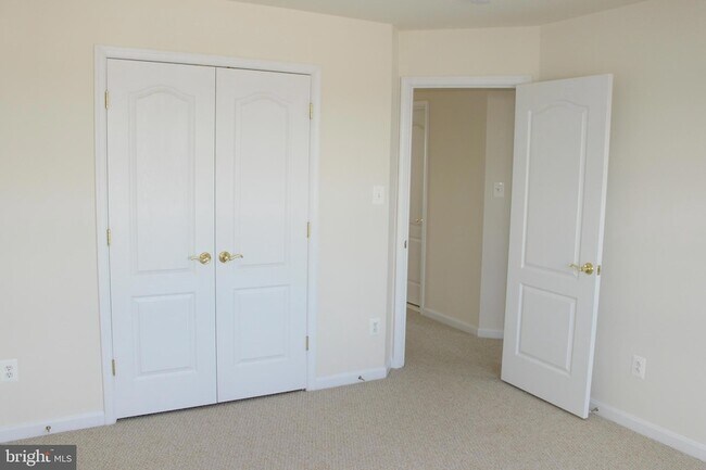 Building Photo - 13570 Village Green Dr