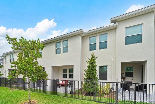 Building Photo - 16310 Oakview Dr