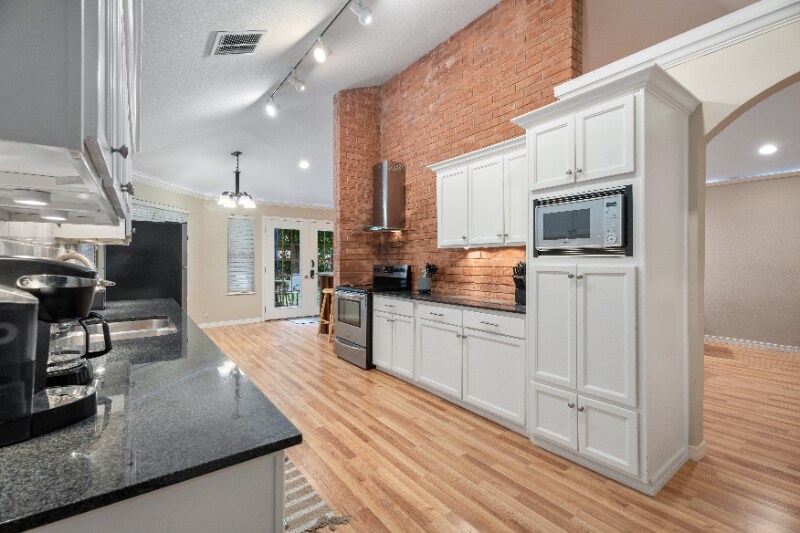 Building Photo - 4719 S Lakewood Ave