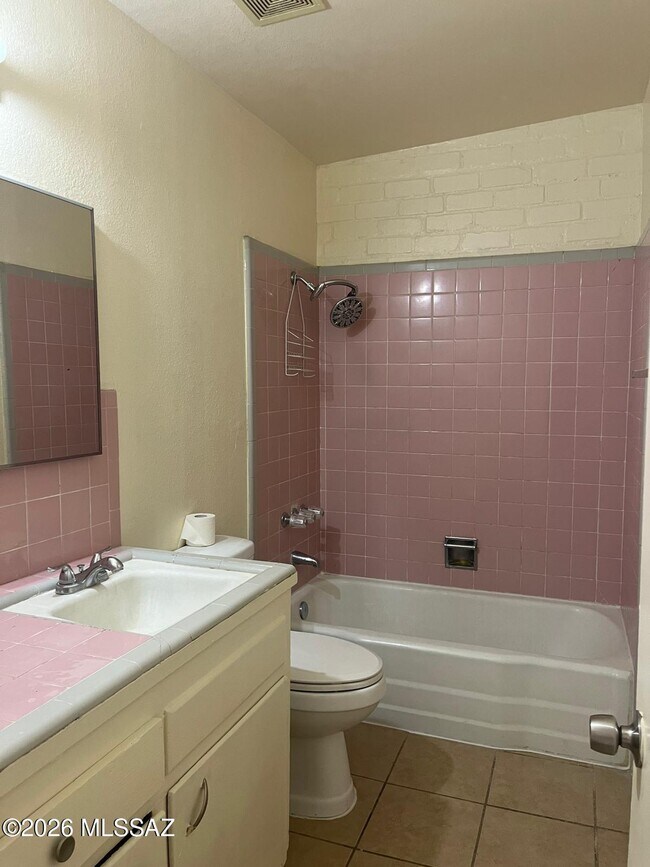 Building Photo - 411 E Delano St