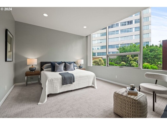 Building Photo - Spacious Portland Plaza Condo with Washer/...