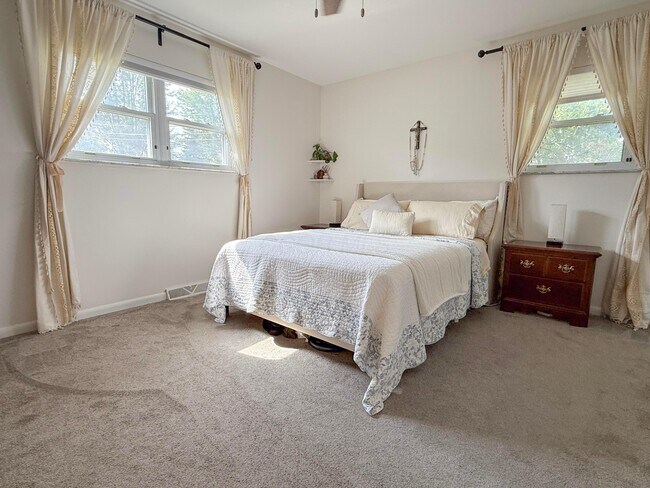 Building Photo - 3084 Sawyer Dr