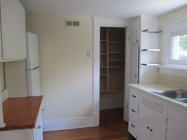Building Photo - Charming 2br 1ba Condo in Five Points! Ava...