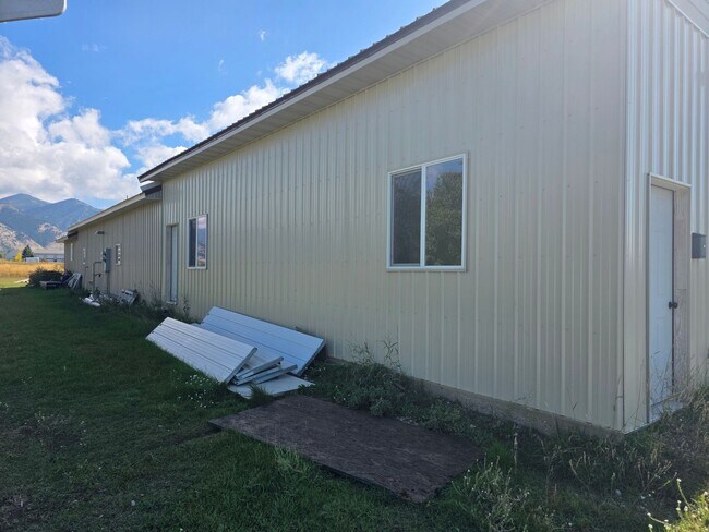 Building Photo - Spacious Country Property On 5 Acres with ...