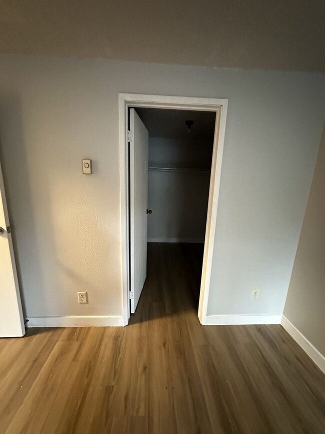 Building Photo - Cozy 2 Bedroom 1 Bathroom Condo (Ready Now!!)