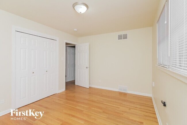 Building Photo - 15114 Oak St
