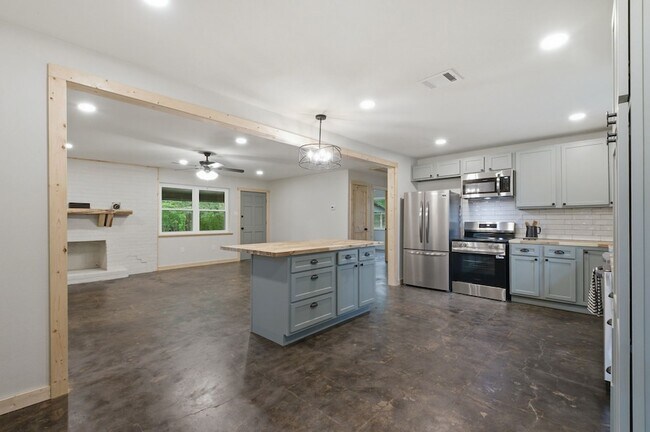 Building Photo - 509 Co Rd 2271