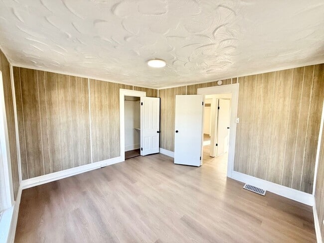 Building Photo - 924 Spring Ave NE