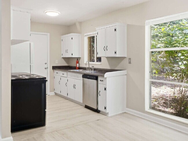 Building Photo - Charming 3-Bedroom, 2-Bath Home on a Shaded Lot in Pensacola