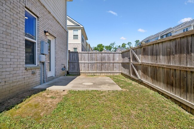 Building Photo - Modern 3BR Townhome with Garage in Desirable Nichols Vale