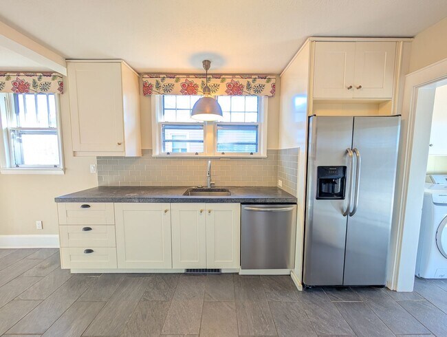 Building Photo - West Asheville Cottage-Long Term Rental