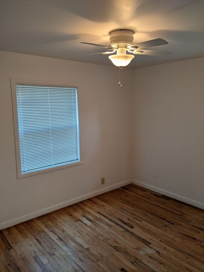 Building Photo - Large and recently remodeled 5 bedroom wit...