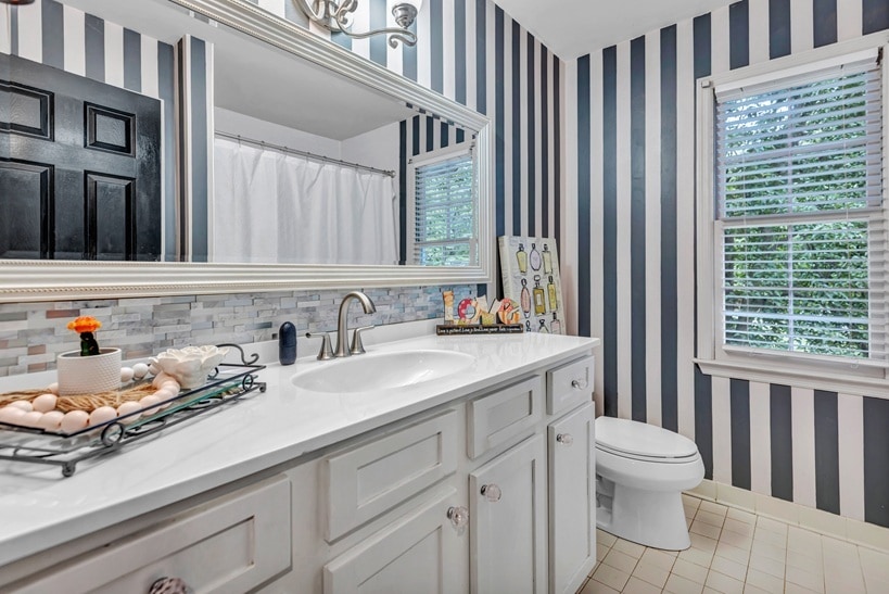 Second floor full bathroom - 4250 Edgewater Ct NW