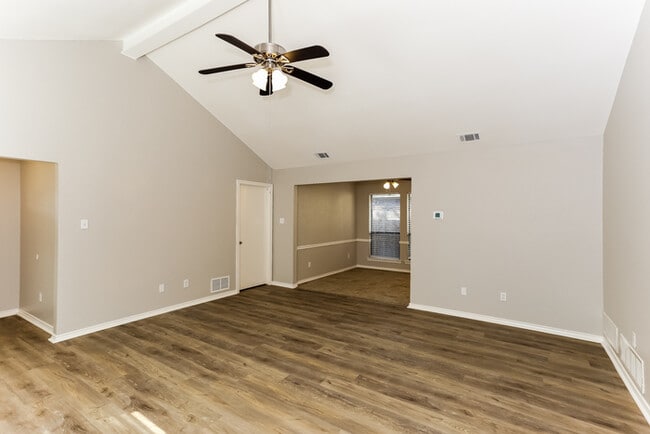 Building Photo - 3309 Sara Dr